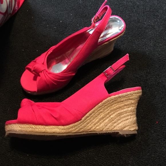 Deb. Size 8.5 wedge hot pink and straw