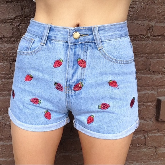 🍓NEW🍓High waisted Jean shorts (Size S)