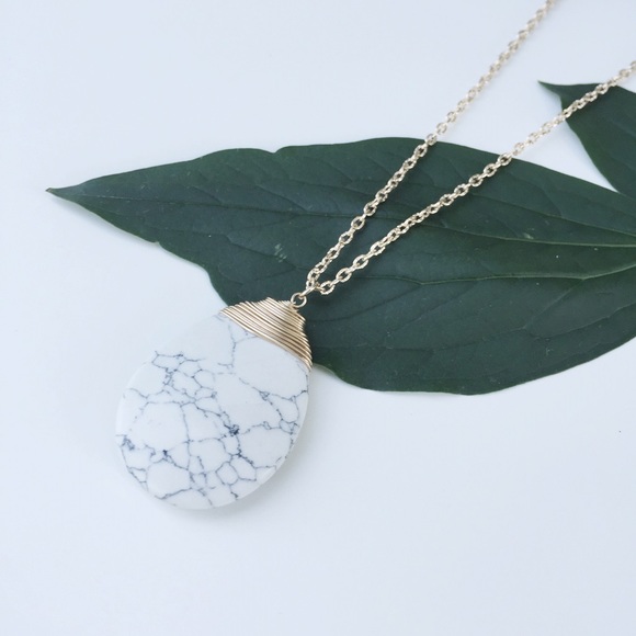 NWT || White Marble Teardrop Pendant Necklace - Picture 3 of 4