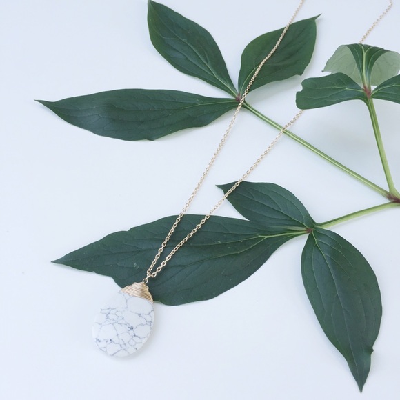 NWT || White Marble Teardrop Pendant Necklace - Picture 2 of 4