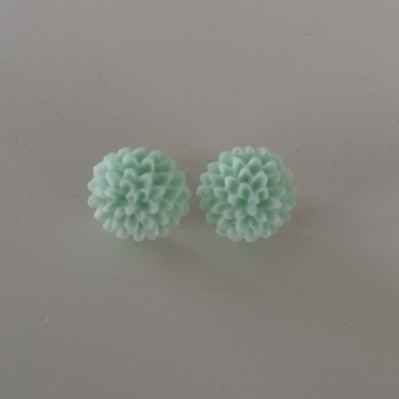 Jewelry - Mint green floral earrings