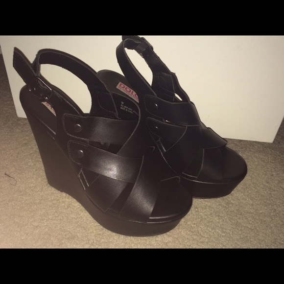 black strappy wedges