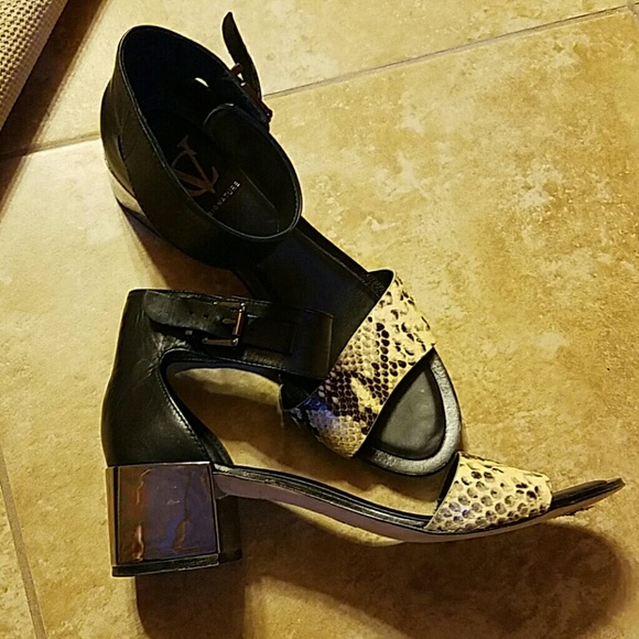 Vero color signature leather buckle sandals