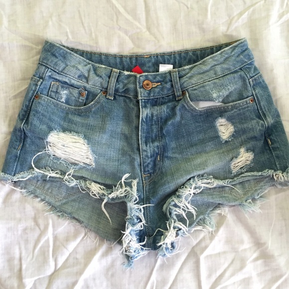 Distressed high wasted jeans
