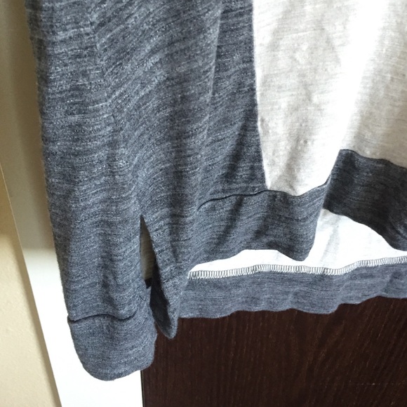Madewell Long Sleeve V-Neck Top - Picture 3 of 4