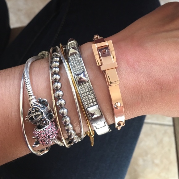 ❌SOLD❌🎉SALE🎉💕Rose Gold Buckle Bangle💕 - Picture 4 of 4