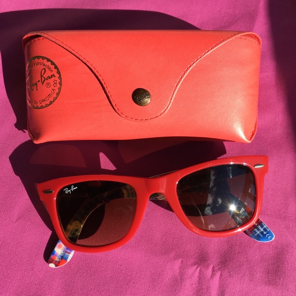 Ray-Ban Wayfarer in Red