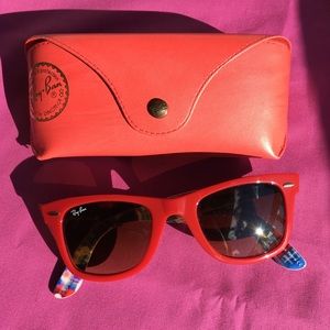 Ray-Ban Wayfarer in Red