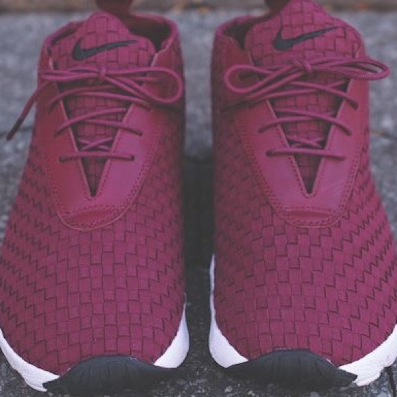 Maroon Nike Rosches ***ISO***