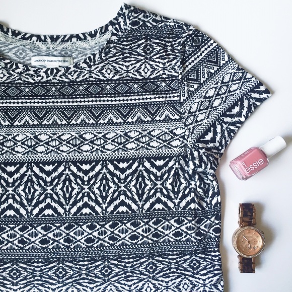 👑5/$25✨ Geometric Patterned Soft Tee