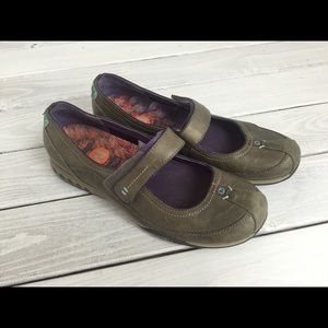 Ladies Olive Green Leather Mary Jane Merrells.