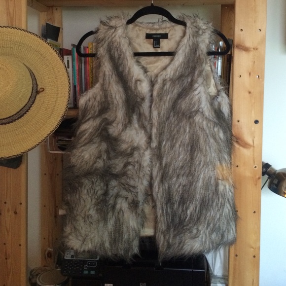 Forever 21 Standout Faux Fur Vest - Picture 3 of 4