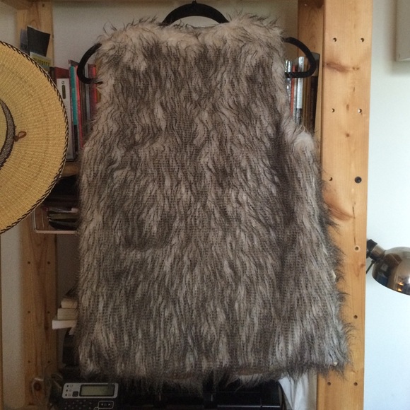 Forever 21 Standout Faux Fur Vest - Picture 4 of 4