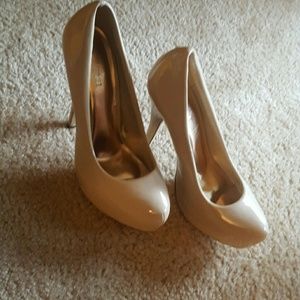 Nude pumps