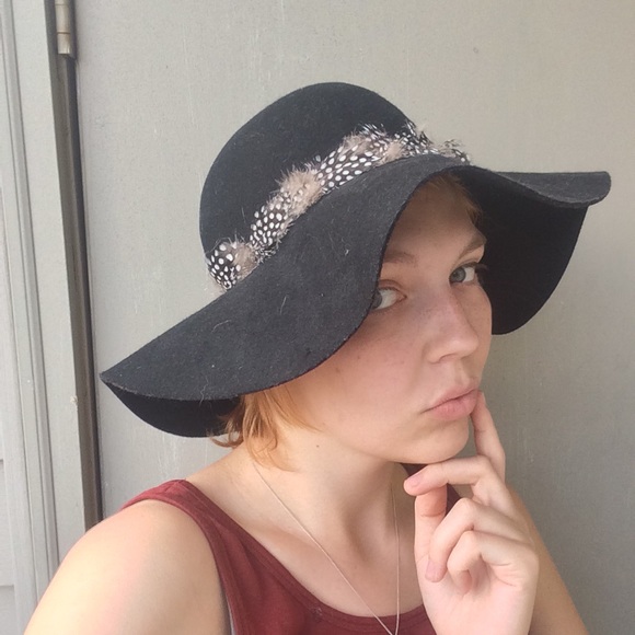 Black felt floppy hat awesome feather band - Picture 2 of 3