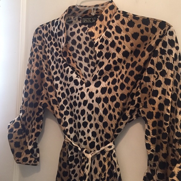 Stunning leopard print top, with belt.