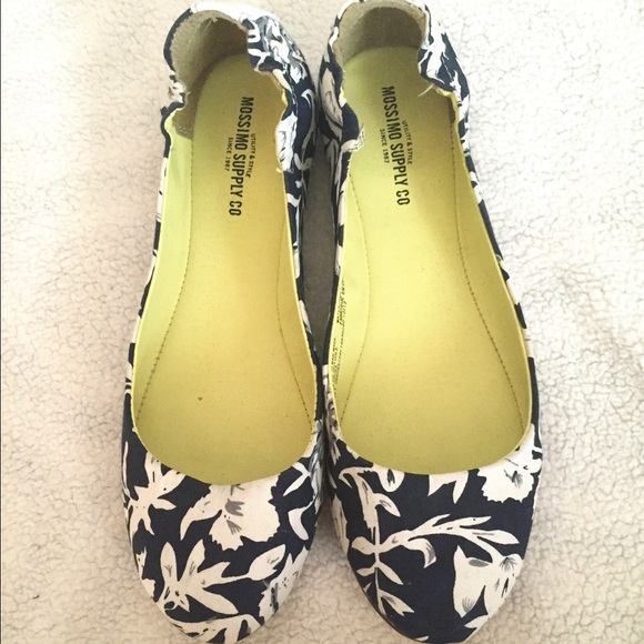 Mossimo supply co. Size 8 flats - Picture 2 of 3