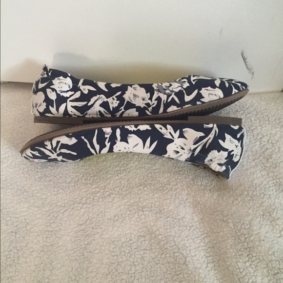 Mossimo supply co. Size 8 flats - Picture 3 of 3