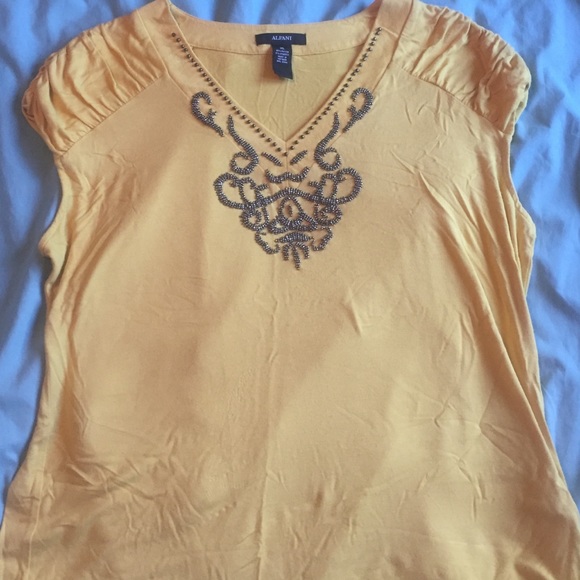 Beautiful Alfani top!