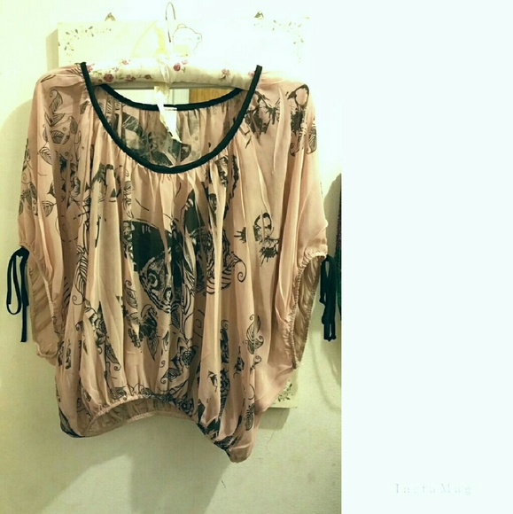 Pretty butterfly print chiffon top.