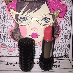 Kat Von D Studded Kiss in L'ÉCOLE DES FEMMES