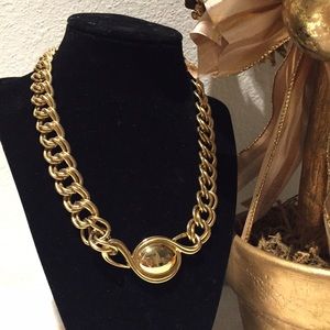 Powerful chain with gold tone pendant
