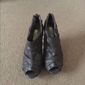 Simply Vera Wang gray peep toe booties