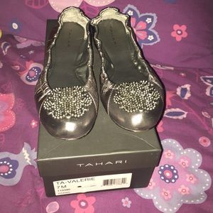 Lower on Ⓜ️‼️ Tahari Silver Flats