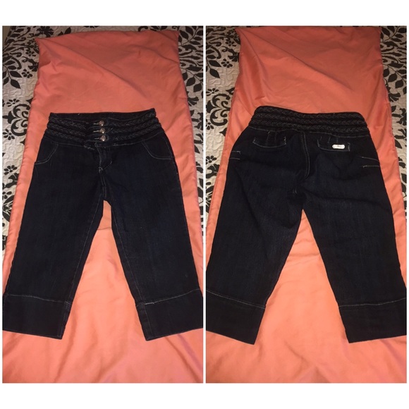 Highly waste short jeans.