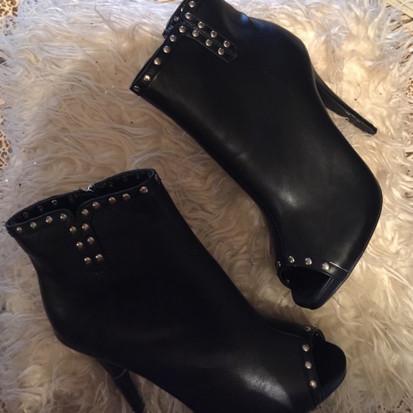 Kim K inspired peep toe heels 💍🐇👛