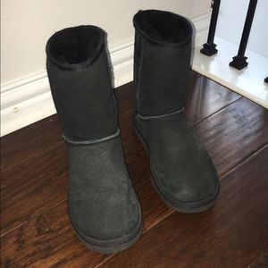 Black classic short uggs