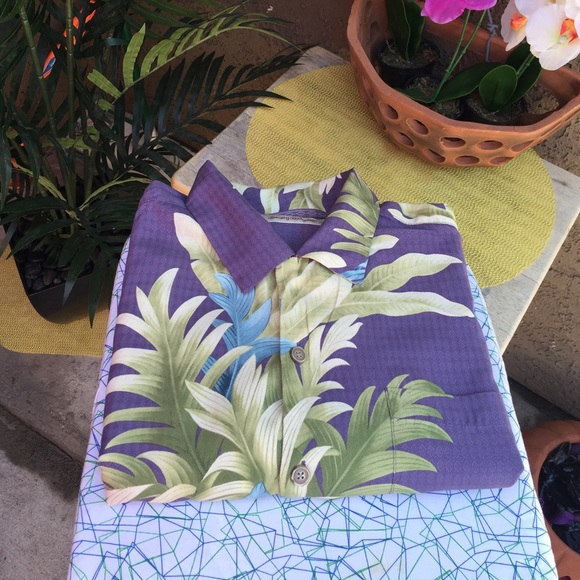 🍒💐Tropical paradise! Tommy Bahama Shirt!🏝