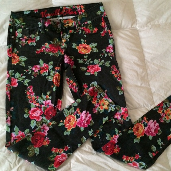 Floral print jeans 🌺