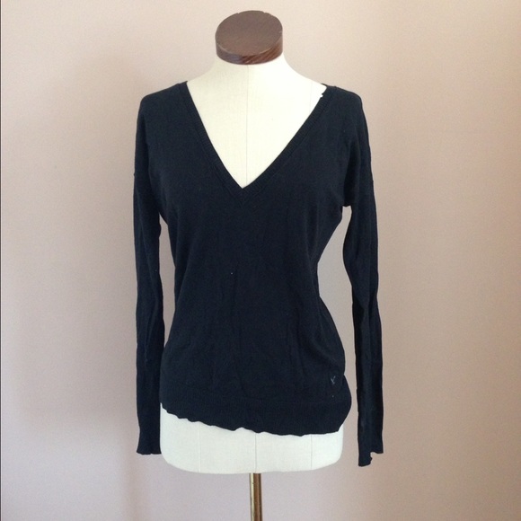American Eagle black long sleeved v-neck sweater