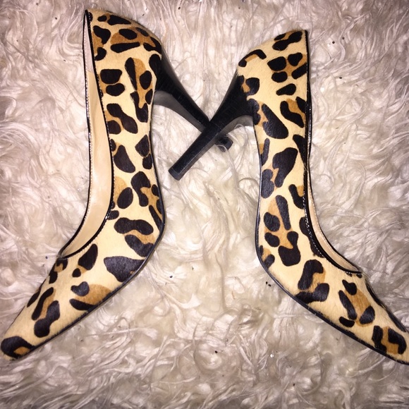 Lovely pointed toe cheetah print heels 🐆