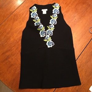 Detailed v-neck sleeveless cache top