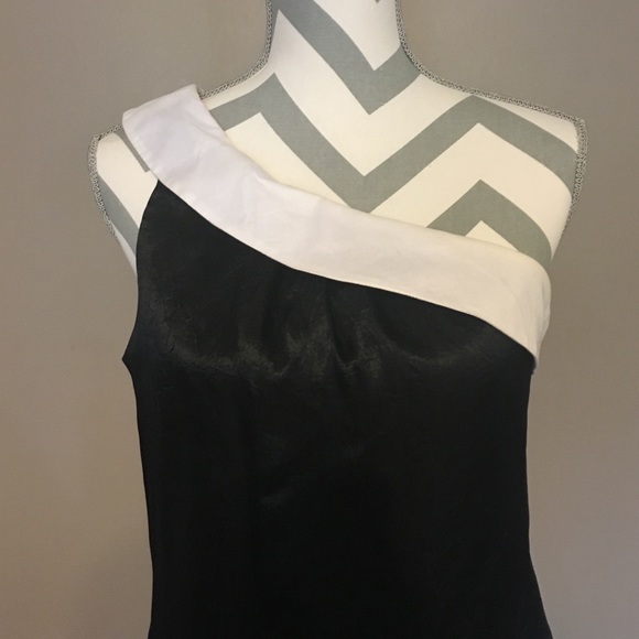 Black one-shoulder dress with white detail - Picture 2 of 4