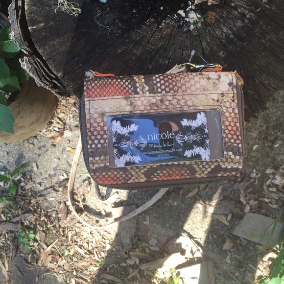 Faux snakeskin wallet with strap NWT - Picture 3 of 3