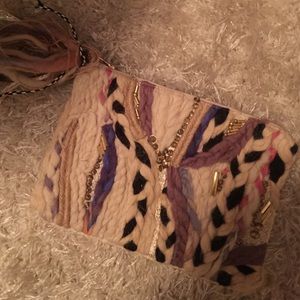 Weaved clutch
