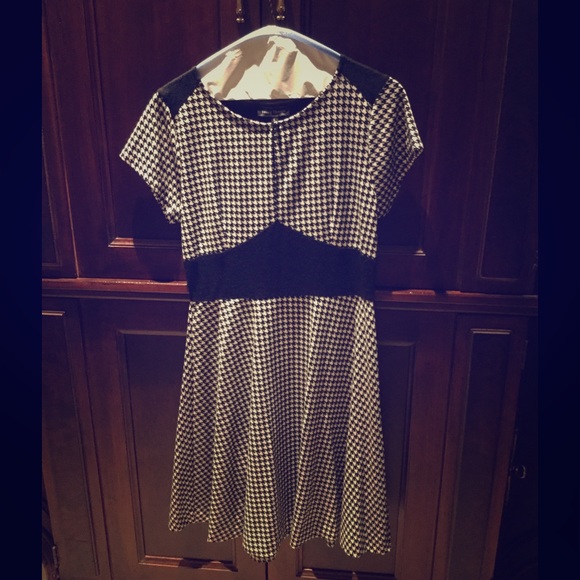 Retro houndstooth dress with yoke waist. - Picture 1 of 2