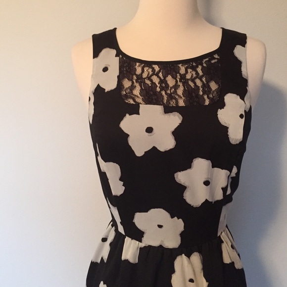 Kensie Dresses & Skirts - Kensie Black and white floral dress