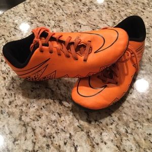 Kids soccer cleats US 1Y