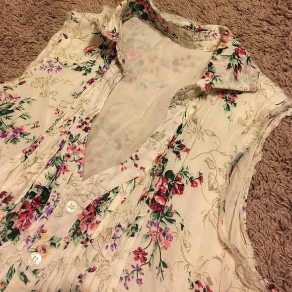 Floral Sleeveless Button-Up - Picture 2 of 2
