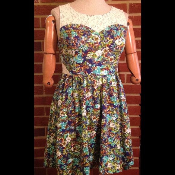 Floral and Lace Cut-Out Dress - Picture 2 of 4