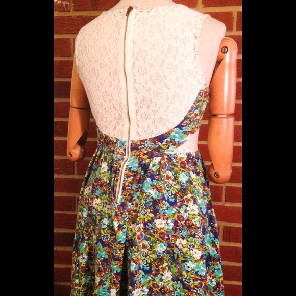 Floral and Lace Cut-Out Dress - Picture 3 of 4