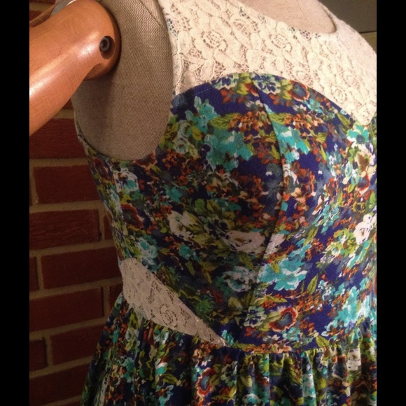 Floral and Lace Cut-Out Dress - Picture 4 of 4