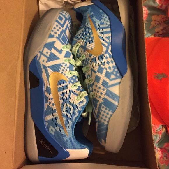 Kobe 9 hyper cobalt size 4Y