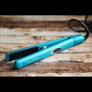 NuMe straightening iron