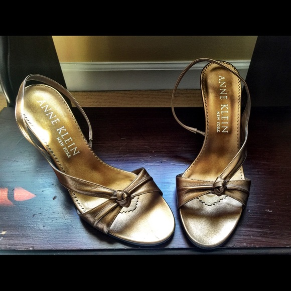 Anne Klein Bronze Sandals Size 8 - Picture 1 of 4
