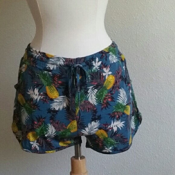 SOLD OUT 🆕Pineapple Print Shorts - Picture 2 of 4